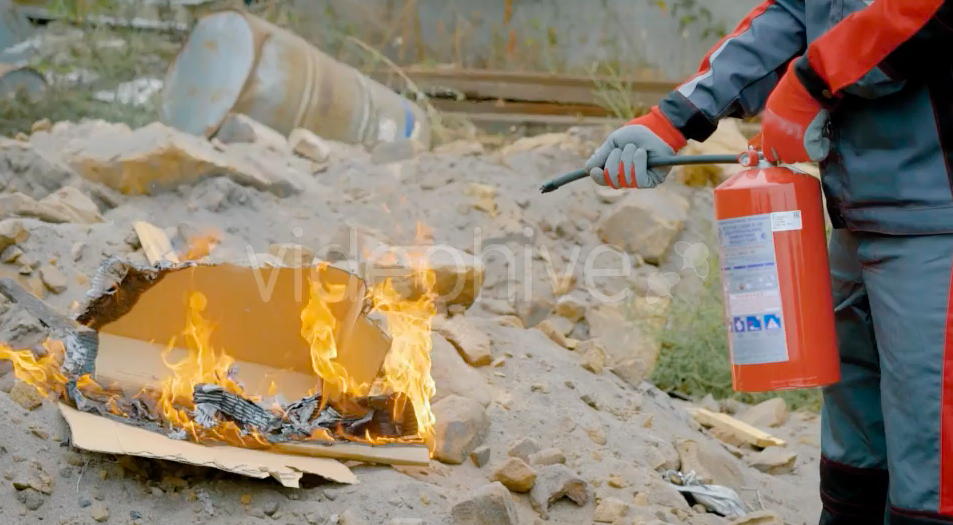 Persona apagando fuego